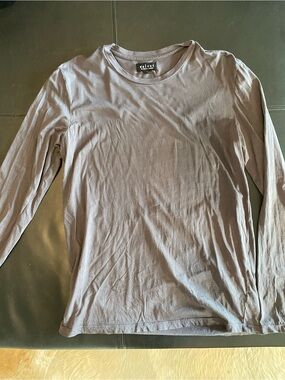 Velvet  by Graham & Spencer Long-Sleeve Crewneck Tee, sz M, 100% Cotton